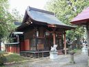 土師神社拝殿とその前に建立されている石造狛犬と石燈篭