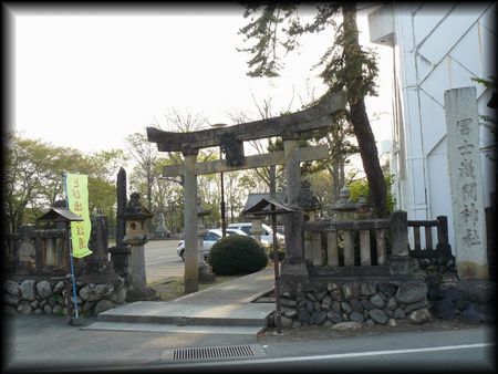 富士浅間神社境内正面に設けられた大鳥居と石造社号標