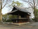 富士浅間神社境内に設けられた神楽殿と大木