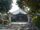 浄法寺参道石段から見た本堂と立派な石燈篭