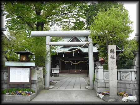 伊勢崎神社境内正面に設けられた大鳥居と石造社号標