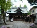 伊勢崎神社参道石畳みから見た拝殿と石造狛犬