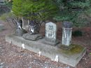 倭文神社境内に安置されている双体道祖神と石碑