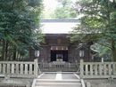 賀茂神社境内から見上げた拝殿正面と石造玉垣