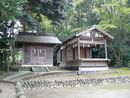賀茂神社の境内に設けられている神輿舎と神楽殿