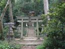 賀茂神社の境内社である豊機社の鳥居と石段