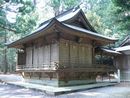 三夜沢赤城神社境内に建立されている神楽殿。神楽殿も端正な印象を受けます。