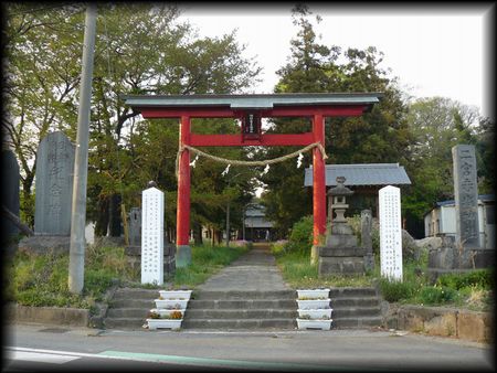 二宮赤城神社境内正面に設けられた朱色の大鳥居と石造社号標