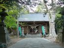 大胡神社参道石畳みから見た拝殿と石燈篭