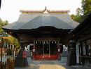 産泰神社参道石畳みから見た拝殿と石燈篭。重厚感が感じられる拝殿です。