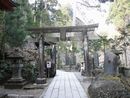 榛名神社参道に設けらた石鳥居と石燈篭