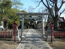 総社神社参道石畳み沿いにある鳥居と燈篭