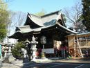 総社神社拝殿右斜め前方と石燈篭と天水桶