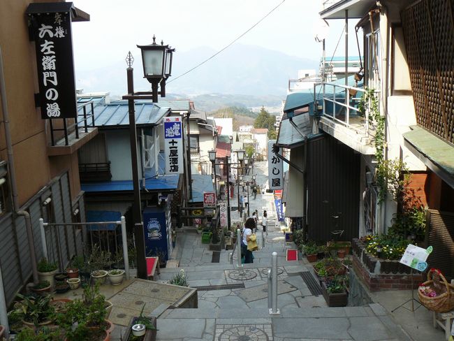 �ɍ��ۉ���F�Βi�X