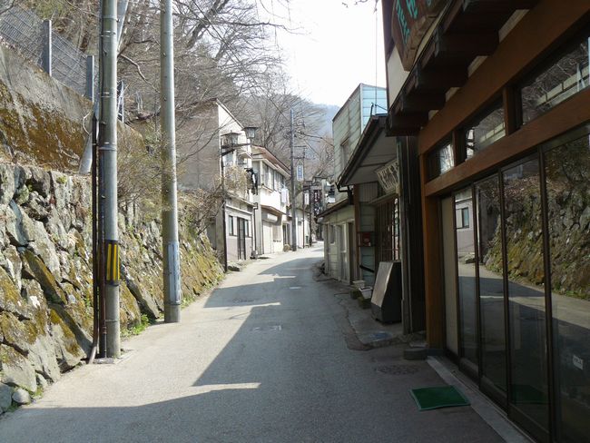 �ɍ��ۉ���F�Βi�X