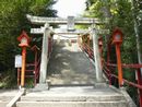 貴船神社参道石段から見た石鳥居と朱色の燈篭