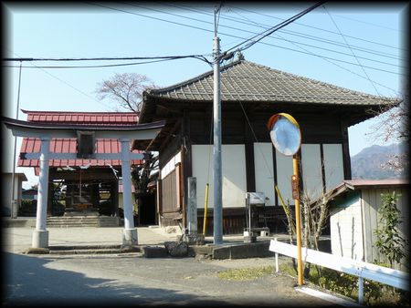 小川島の歌舞伎舞台と鳥居