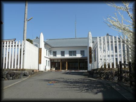 旧吾妻第三小学校校舎の校門を撮影した画像