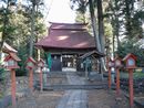 吾妻神社参道石畳みから見る神門と木製燈篭