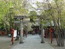 冠稲荷神社参道石畳みに設けられた石鳥居と燈篭