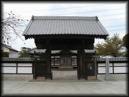 �������������ʂɐ݂���ꂽ�R��ƐΑ������W