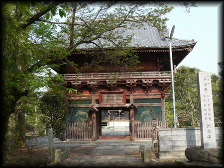 ���@���������ʂɐ݂���ꂽ�Α������W�ƎR��i�O��j