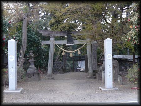 木曽三社神社境内正面に設けられた大鳥居と石造社号標