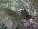 子持神社巨石の上に鎮座している小祠。このような奇岩怪石が聖地の要因になったかも知れません。