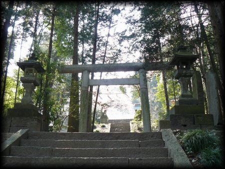 �b�g�h�H�_�ЎQ���Βi�ɐ݂���ꂽ�Β����ƐΓ��U�ƐΔ�