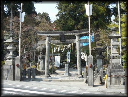 渋川八幡宮境内正面に設けられた大鳥居、石燈篭