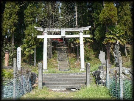 菅原神社境内正面に建てられた石造鳥居