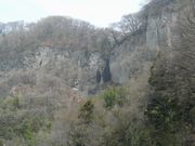 棚下不動の滝（渋川市）の入り口付近から見上げた雌滝は落差４０ｍの直瀑