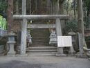 中之嶽神社参道石段（階段）前の石鳥居と石燈篭と石造狛犬