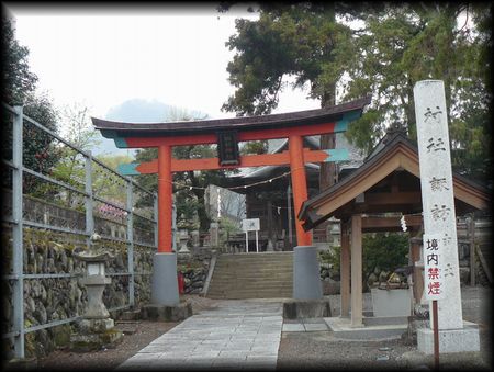 諏訪神社境内正面に設けられた朱色の大鳥居と石造社号標