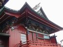 小祝神社本殿と極彩色に彩られた様々な彫刻。大型の本殿は迫力があります。