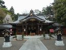 進雄神社石畳みから見る拝殿正面と燈篭