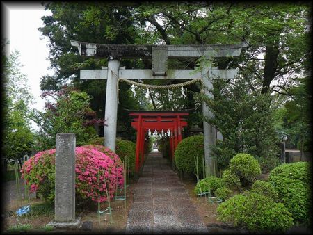 ���g��א_�Ћ������ʂɐ݂���ꂽ�咹���ƐΑ��Ѝ��W