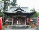 尾曳稲荷神社石畳みから見た拝殿正面と朱色の燈篭