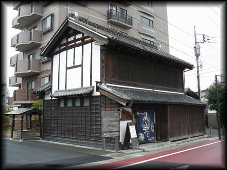 �ђˋL�O�ق̉E�΂ߐ��ʂ���B�e�����摜