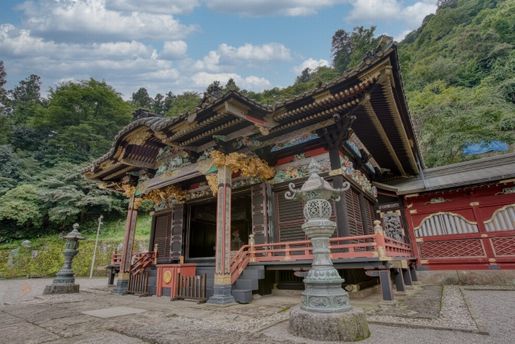 極彩色に彩られている豪勢な妙義神社の拝殿