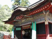貫前神社の拝殿に設けられた向拝、極彩色に彩られた外壁