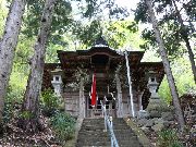 宇芸神社の石段から見上げた拝殿