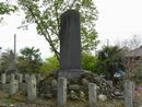 吉井陣屋由来が刻まれている石碑は土塁上に建立されています