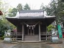 辛科神社拝殿正面とその前に安置された石造狛犬
