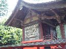 辛科神社本殿の壁面と蟇股に施された彫刻